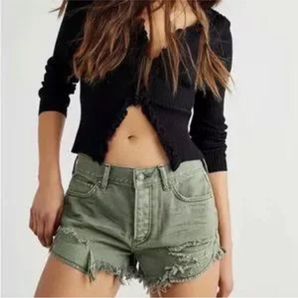 Free People We the Free “Loving Good Vibrations” Distressed Shorts- Size 26